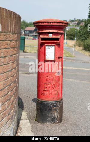 Eine alte rote er 2 Briefbox in Hythe, Kent Stockfoto