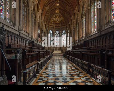 Innenraum der Kapelle am St John's College, Cambridge, Großbritannien; fertiggestellt 1869 nach Entwürfen des Architekten George Gilbert Scott. Stockfoto