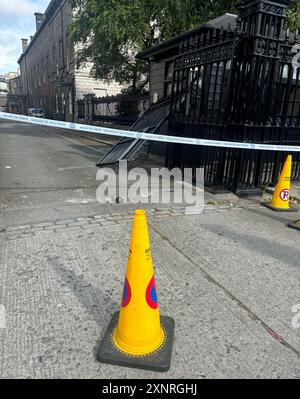 Die Szene, nachdem ein Fahrzeug in die Tore von Regierungsgebäuden in Dublin gefahren ist. In einer Erklärung des Garda heißt es: „Gardai wurden am Freitag, den 2. August 2024, gegen 2.30 Uhr auf einen Straßenverkehrskollision in der Merrion Street Upper, Dublin 2 aufmerksam gemacht. „Der Fahrer des Fahrzeugs, ein Mann in den 40ern, wurde wegen Verdachts auf Straftaten nach dem Straßenverkehrsgesetz verhaftet. Er ist derzeit gemäß Abschnitt 4 des Strafrechtsgesetzes von 1984 in einer Garda-Station in Dublin inhaftiert. Bilddatum: Freitag, 2. August 2024. Stockfoto