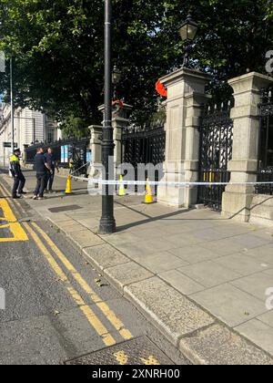 Die Szene, nachdem ein Fahrzeug in die Tore von Regierungsgebäuden in Dublin gefahren ist. In einer Erklärung des Garda heißt es: „Gardai wurden am Freitag, den 2. August 2024, gegen 2.30 Uhr auf einen Straßenverkehrskollision in der Merrion Street Upper, Dublin 2 aufmerksam gemacht. „Der Fahrer des Fahrzeugs, ein Mann in den 40ern, wurde wegen Verdachts auf Straftaten nach dem Straßenverkehrsgesetz verhaftet. Er ist derzeit gemäß Abschnitt 4 des Strafrechtsgesetzes von 1984 in einer Garda-Station in Dublin inhaftiert. Bilddatum: Freitag, 2. August 2024. Stockfoto