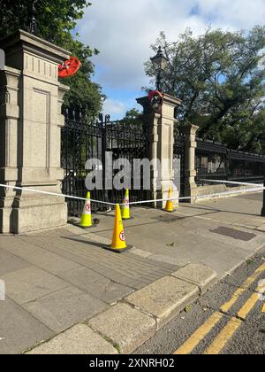 Die Szene, nachdem ein Fahrzeug in die Tore von Regierungsgebäuden in Dublin gefahren ist. In einer Erklärung des Garda heißt es: „Gardai wurden am Freitag, den 2. August 2024, gegen 2.30 Uhr auf einen Straßenverkehrskollision in der Merrion Street Upper, Dublin 2 aufmerksam gemacht. „Der Fahrer des Fahrzeugs, ein Mann in den 40ern, wurde wegen Verdachts auf Straftaten nach dem Straßenverkehrsgesetz verhaftet. Er ist derzeit gemäß Abschnitt 4 des Strafrechtsgesetzes von 1984 in einer Garda-Station in Dublin inhaftiert. Bilddatum: Freitag, 2. August 2024. Stockfoto