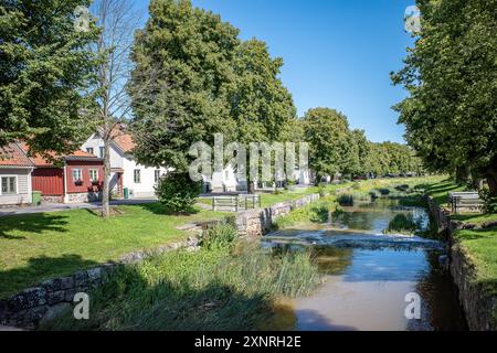 Idyllische Kleinstadt Söderköping im Sommer. Söderköping ist eine historische mittelalterliche Stadt und ein beliebtes Reiseziel in Schweden. Stockfoto