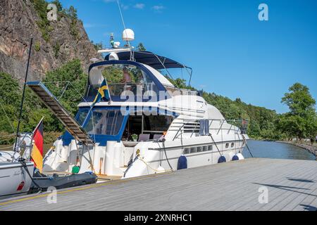 Der Hafen am Göta-Kanal in Söderköping an einem sonnigen Sommertag in Schweden im Juli 2024. Stockfoto