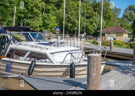 Der Hafen am Göta-Kanal in Söderköping an einem sonnigen Sommertag in Schweden im Juli 2024. Stockfoto