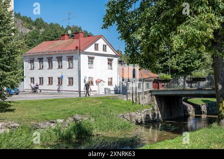 Idyllische Kleinstadt Söderköping im Sommer. Söderköping ist eine historische mittelalterliche Stadt und ein beliebtes Reiseziel in Schweden. Stockfoto