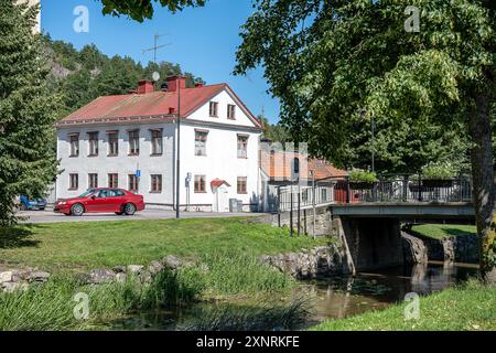 Idyllische Kleinstadt Söderköping im Sommer. Söderköping ist eine historische mittelalterliche Stadt und ein beliebtes Reiseziel in Schweden. Stockfoto