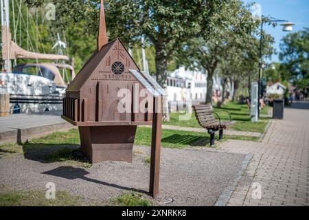 Der Hafen am Göta-Kanal in Söderköping an einem sonnigen Sommertag in Schweden im Juli 2024. Stockfoto