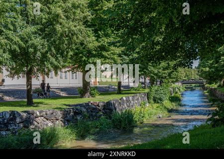 Idyllische Kleinstadt Söderköping im Sommer. Söderköping ist eine historische mittelalterliche Stadt und ein beliebtes Reiseziel in Schweden. Stockfoto