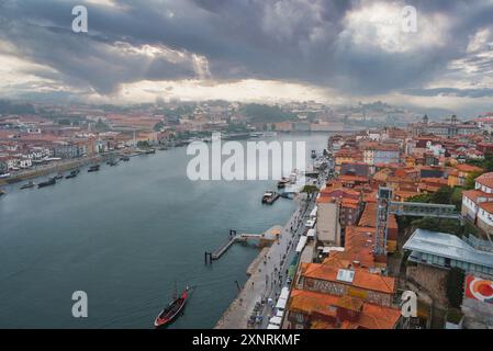 Blick aus der Vogelperspektive auf Porto mit dem Fluss Douro und der Brücke Dom Luis I bei Sonnenuntergang Stockfoto