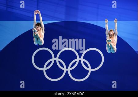 Die Franzosen Jules Bouyer und Alexis Jandard während des 3-m-Springboard-Finales der Männer im Aquatics Centre am siebten Tag der Olympischen Spiele 2024 in Frankreich. Bilddatum: Freitag, 2. August 2024. Stockfoto