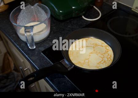 Ein Pfannkuchen, der auf dem Kochfeld gekocht wird Stockfoto