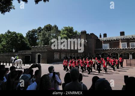 Wachwechsel der Touristenwache im St. James's Palace, London. Stockfoto