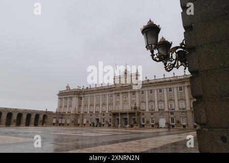 Königspalast von Madrid vom Seitentor an regnerischen Tagen Stockfoto