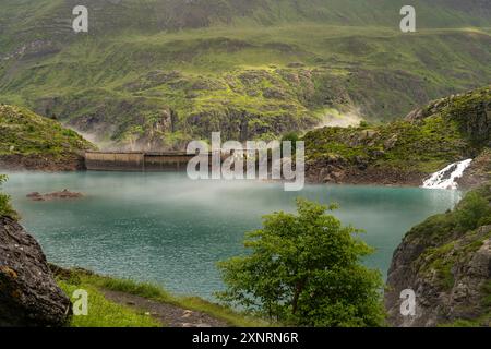 Der Stausee Lac des Gloriettes in den Pyrenäen bei Gavarnie-Gèdre, Frankreich, Europa | Stausee Lac des Gloriettes in den Pyrenäen bei Gavarnie-Gè Stockfoto