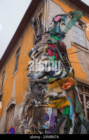 Lebendige Street Art Skulptur auf dem verwitterten Gebäude in Porto, Portugal Stockfoto