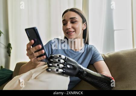 Junge Frau mit Prothese per Handy Stockfoto