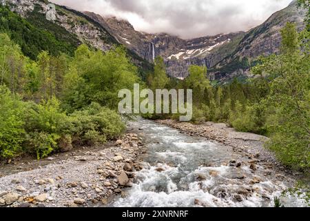 Der Fluss Give de Gavarnie im Talkessel Cirque de Gavarnie, UNESCO Welterbe im Nationalpark Pyrenäen bei Gavarnie-Gèdre, Frankreich, Europa | Give de Stockfoto