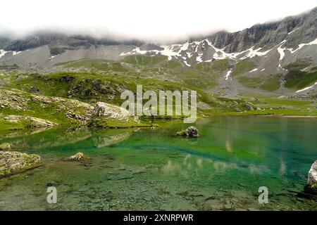Der See Lacs des Aires im Talkessel Cirque de Troumouse im Nationalpark Pyrenäen bei Gavarnie-Gèdre, Frankreich, Europa | Lake Lacs des Aires at the Stockfoto