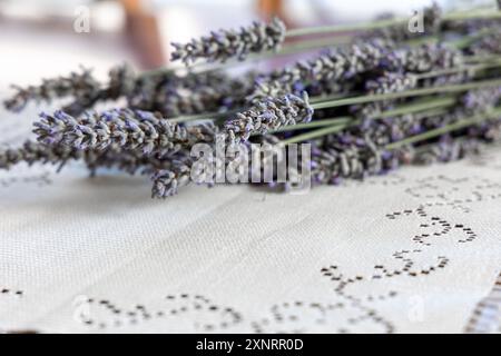 Nahaufnahme getrockneter Lavendelblüten auf einem Spitzentuch Stockfoto