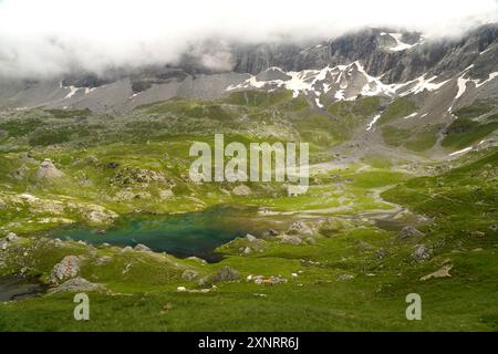 Der See Lacs des Aires im Talkessel Cirque de Troumouse im Nationalpark Pyrenäen bei Gavarnie-Gèdre, Frankreich, Europa | Lake Lacs des Aires at the Stockfoto