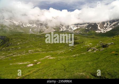 Der Talkessel Cirque de Troumouse im Nationalpark Pyrenäen bei Gavarnie-Gèdre, Frankreich, Europa | der Cirque de Troumouse im Nationalpark Pyrenäen bei Gavarnie-Gèdre, Frankreich, Europa | der Cirque de Troumouse at the Pyrénées National Stockfoto