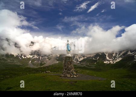 Statue der Madonna La Vierge de Troumouse im Talkessel Cirque de Troumouse im Nationalpark Pyrenäen bei Gavarnie-Gèdre, Frankreich, Europa | Madonna Stockfoto