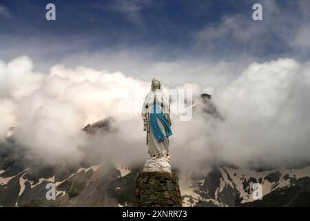 Statue der Madonna La Vierge de Troumouse im Talkessel Cirque de Troumouse im Nationalpark Pyrenäen bei Gavarnie-Gèdre, Frankreich, Europa | Madonna Stockfoto