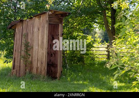 Eine alte hölzerne Toilettenkabine im Landgarten Stockfoto