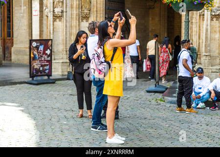Frauen machen Fotos mit Handys. Brüssel am 23. Juni 2024 Stockfoto