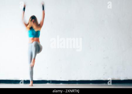 Basic-Workout - Frau, die im industriellen Fitnessstudio kalisthenisiert Stockfoto