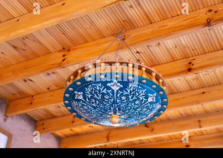 Ein blau-weißer Kronleuchter hängt von der Decke Stockfoto