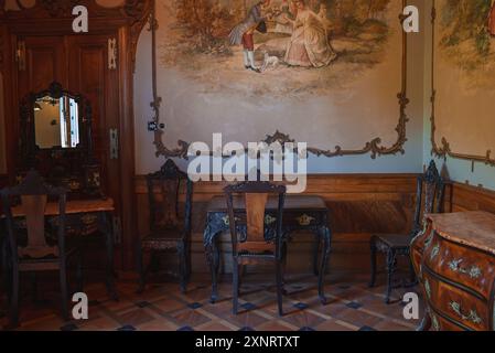 Reich dekoriertes Zimmer mit antiken Möbeln und historischer Wandmalerei in Sintra Stockfoto