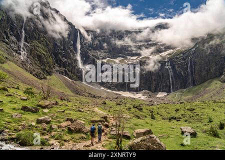 Cirque de Gavarnie Wanderer im wolkenverhangenen Talkessel Cirque de Gavarnie, UNESCO Welterbe im Nationalpark Pyrenäen bei Gavarnie-Gedre, Frankreich Stockfoto