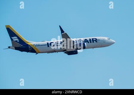 Helsinki/Finnland - 26. JULI 2024: Eine Boeing 737-8 MAX, betrieben von Iceland Air, startet vom Helsinki-Vantaa Airport. Stockfoto