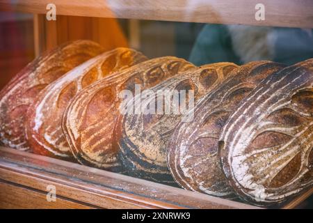 Frisch gebackene Brotlaibe werden in der Pavilion Bäckerei am Broadway Market, London Field, England, ausgestellt Stockfoto