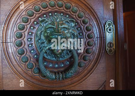 Aufwändig gestalteter Löwenkopf-Türklopfer an Holztür in Sintra, Portugal Stockfoto