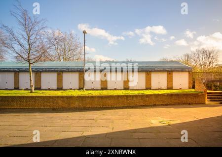 Eine Reihe von Garagen um Camden in London Stockfoto