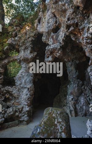 Eingang der geheimnisvollen Höhle in der zerklüfteten Felsformation, Sintra, Portugal Stockfoto