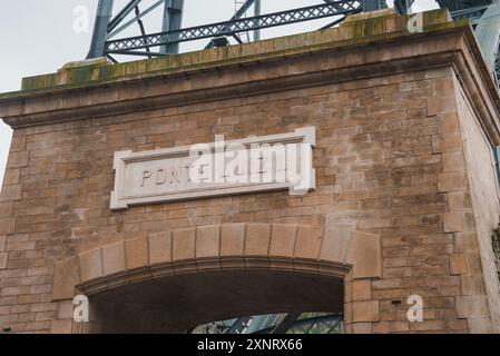 Nahaufnahme des Steinbogens und der Stahlkonstruktion der Ponte Luiz I. in Porto Stockfoto