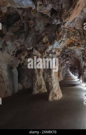 Schwach beleuchteter Höhlentunnel mit zerklüfteten Felsformationen in Sintra, Portugal Stockfoto