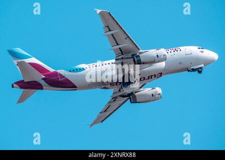 Helsinki/Finnland - 26. JULI 2024: Ein Airbus A319, der von Eurowings betrieben wird, startet vom Helsinki-Vantaa Airport. Stockfoto