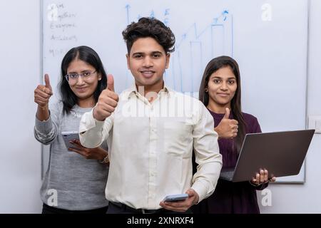 Professionelles Indisches Back Office-Team Zeigt Daumen Hoch Stockfoto
