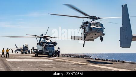 240730-N-TW227-1075 PHILIPPINISCHE SEE (30. Juli 2024) ein MH-60S Seahawk von Helicopter Sea Combat Squadron (HSC) 25 landet auf dem Flugdeck des Forw Stockfoto