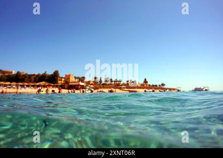 Makadi Bucht Strand in Ägypten mit blauem Meer Stockfoto