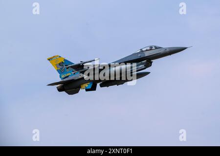 A U.. Die F-16 Fighting Falcon der S Air Force, die dem 31st Fighter Wing zugeordnet ist, steigt am 22. Juli 2024 auf der Bezmer Air Base in Bulgarien durch den Himmel. Übungen, s Stockfoto