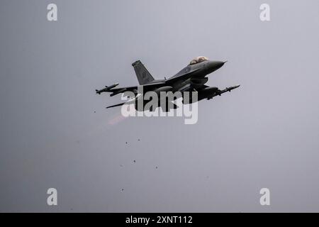 A U.. Die F-16 Fighting Falcon der S Air Force 31 startet am 22. Juli 2024 auf der Bezmer Air Base in Bulgarien. Thrakische Viper incorpo Stockfoto