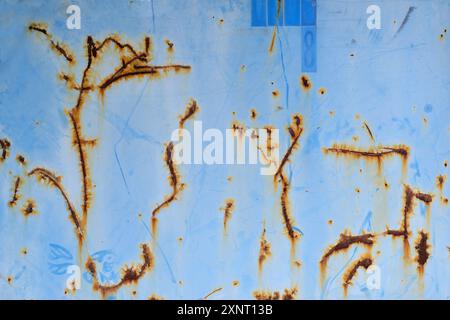 Gerissene Roststruktur auf blau lackiertem, altem Eisenmetall, grunge-industriellem Hintergrund Stockfoto