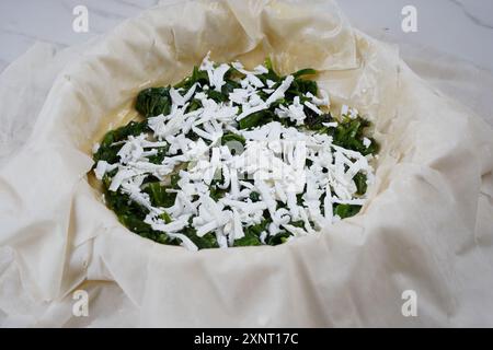 Zubereitung von griechischem Kuchen mit Spinat und Lachs in Filloteig Stockfoto