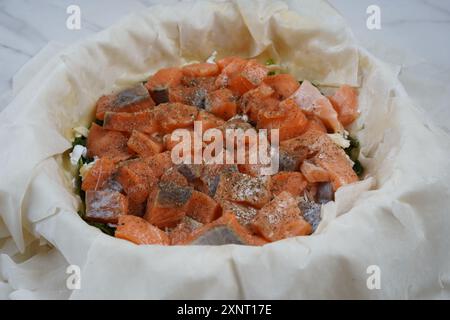 Zubereitung von griechischem Kuchen mit Spinat und Lachs in Filloteig Stockfoto