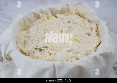 Zubereitung von griechischem Kuchen mit Spinat und Lachs in Filloteig Stockfoto